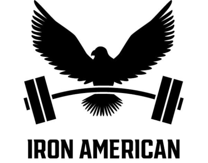 Puede incluir: Logotipo en blanco y negro de una silueta de un &aacute;guila levantando una barra de pesas con el texto "IRON AMERICAN" debajo.