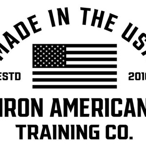 Puede incluir: Logotipo en blanco y negro con el texto "Made in the USA" en un semic&iacute;rculo sobre una bandera estadounidense. Debajo de la bandera est&aacute; el texto "ESTD 2016 IRON AMERICAN TRAINING CO."