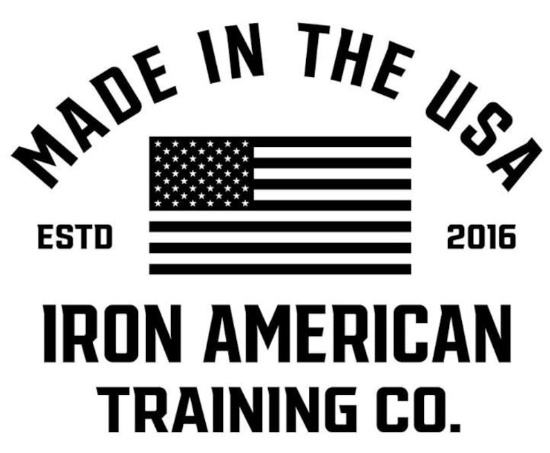 Puede incluir: Logotipo en blanco y negro con el texto "Made in the USA" en un semic&iacute;rculo sobre una bandera estadounidense. Debajo de la bandera est&aacute; el texto "ESTD 2016 IRON AMERICAN TRAINING CO."