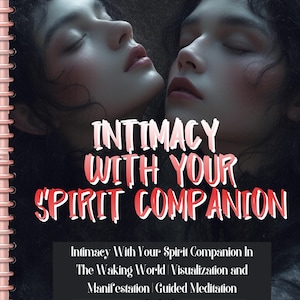 Może przedstawiać: Okładka książki z tytułem "INTYMNOŚĆ Z TWOIM DUCHOWYM TOWARZYSZEM". Obraz przedstawia dwie osoby z zamkniętymi oczami, ich twarze blisko siebie. Podtytuł książki brzmi: "Intymność z Twoim Duchowym Towarzyszem w Świecie Przebudzenia | Wizualizacja i Manifestacja | Medytacja z przewodnikiem."