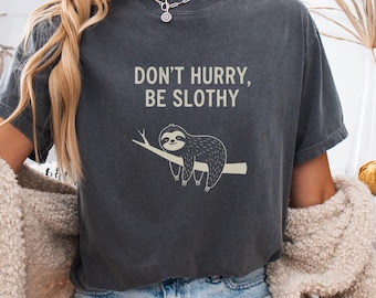 Maglietta "Don't Hurry Be Slothy", maglietta divertente con bradipo, maglietta unisex con colori comodi, regalo per gli amanti dei bradipi, maglietta con animali carini, maglietta introversa, regalo per lei