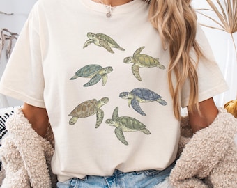 ウミガメTシャツ、水彩画風カメTシャツ、ユニセックスコンフォートカラーズTシャツ、海好きへのギフト、ウミガメ好きへのTシャツ、ビーチグラフィックTシャツ