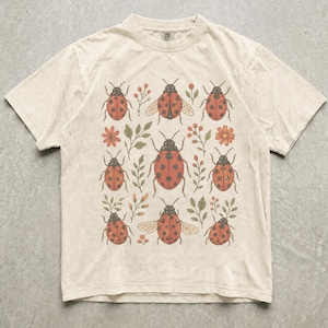 Marienkäfer-Shirt, Geschenk für Käferliebhaber, Natur-T-Shirt im Cottagecore-Stil, Botanisches Wildblumenmotiv, Unisex-T-Shirt in bequemen Farben, Geschenk für Insektenfreunde