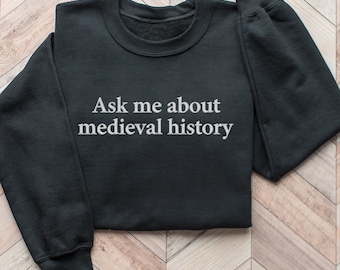 Fragen Sie mich nach mittelalterlicher Geschichte Gesticktes Sweatshirt, Unisex Rundhalsausschnitt, mittelalterliches Geschenk, Geschichtsliebhaber, Dark Academia