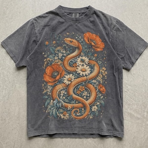 Shirt met wilde bloemen slang, T-shirt met cottagecore bloemen, vintage botanische slang, heksen natuurcadeau, uniseks ontspannen pasvorm comfort kleuren