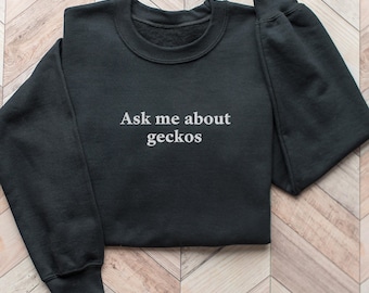 Fragen Sie mich nach Geckos Sweatshirt, Unisex lustiges Eidechsen-Shirt, gesticktes Gecko Geschenk, niedliches Reptil Rundhalsausschnitt
