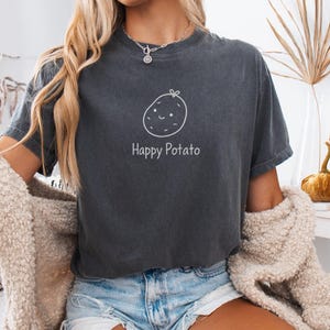 ハッピーポテトシャツ、おもしろい食べ物Tシャツ、かわいいポテトグラフィックTシャツ、コンフォートカラーズユニセックス、サツマイモのしゃれシャツ、グルメギフト