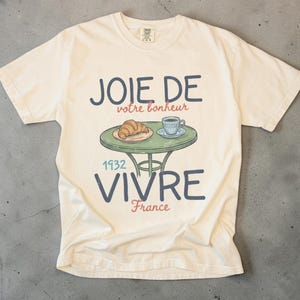 Joie De Vivre-skjorta, fransk caféskjorta unisex, Comfort Colors-tröja, Paris-skjorta, gåva för Frankrikeälskare, croissantskjorta, vintagefransk t-shirt bild 1