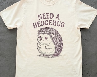 ¿Necesitas una camiseta de erizo? Camiseta de erizo adorable, colores cómodos, camiseta de animal del bosque, regalo divertido para amantes de los animales, top estilo cottagecore de la naturaleza.