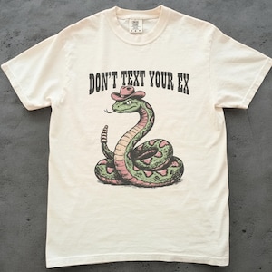 Sms:a inte ditt ex ormskjorta, retro ormgrafik-t-shirt, unisex skjorta i komfortfärger, rolig western orm-t-shirt, sarkastisk djur-t-shirt