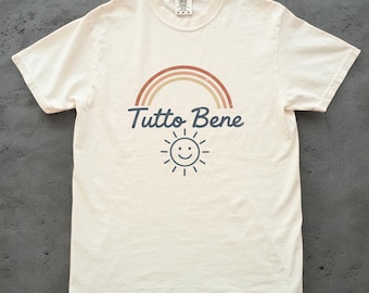 Tutto Bene-skjorta, italiensk citat-t-shirt, unisex t-shirt med bekväma färger, present till Italien-älskare, positiva vibbar-t-shirt, regnbågssolsken-t-shirt, present till henne