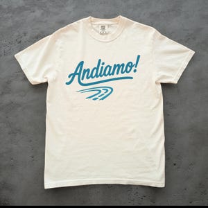 Camiseta Andiamo, camiseta de viaje italiana, divertida camiseta motivacional, camiseta unisex inspirada en Italia, regalo para viajeros, camiseta con gráfico italiano de estilo retro