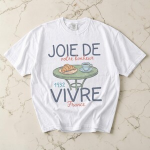 Joie De Vivre-skjorta, fransk caféskjorta unisex, Comfort Colors-tröja, Paris-skjorta, gåva för Frankrikeälskare, croissantskjorta, vintagefransk t-shirt bild 2