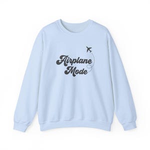 Flugzeug-Modus Sweatshirt, Unisex Reise-Liebhaber Rundhalsausschnitt, Urlaubs-Modus Shirt, lustiges Reise-Geschenk für sie Ihn, Pilot Geschenk, Abenteuer Sweatshirt Bild 6