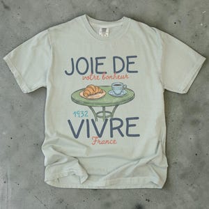Joie De Vivre-skjorta, fransk caféskjorta unisex, Comfort Colors-tröja, Paris-skjorta, gåva för Frankrikeälskare, croissantskjorta, vintagefransk t-shirt bild 3