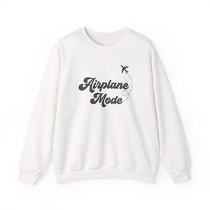 Flugzeug-Modus Sweatshirt, Unisex Reise-Liebhaber Rundhalsausschnitt, Urlaubs-Modus Shirt, lustiges Reise-Geschenk für sie Ihn, Pilot Geschenk, Abenteuer Sweatshirt Bild 8