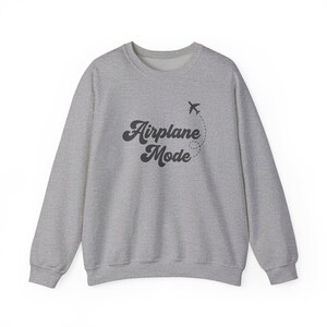 Flugzeug-Modus Sweatshirt, Unisex Reise-Liebhaber Rundhalsausschnitt, Urlaubs-Modus Shirt, lustiges Reise-Geschenk für sie Ihn, Pilot Geschenk, Abenteuer Sweatshirt Bild 9