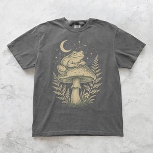 Frosch Pilz Shirt, mystisches Forestcore T-Shirt, Cottagecore Frosch T-Shirt, süße Natur Grafik T-Shirt, Komfort Farben Unisex Wald Geschenk