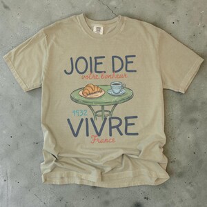 Joie De Vivre-skjorta, fransk caféskjorta unisex, Comfort Colors-tröja, Paris-skjorta, gåva för Frankrikeälskare, croissantskjorta, vintagefransk t-shirt bild 6