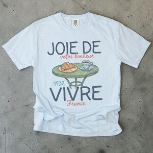 Joie De Vivre-skjorta, fransk caféskjorta unisex, Comfort Colors-tröja, Paris-skjorta, gåva för Frankrikeälskare, croissantskjorta, vintagefransk t-shirt bild 4