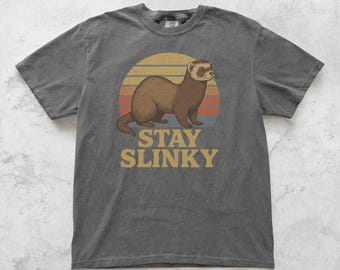 フェレットシャツ おもしろアニマルTシャツ、ステイスリンキーグラフィックTシャツ、ユニセックスフェレットギフト、レトロなペット愛好家シャツ、かわいいフェレットTシャツ コンフォートカラー