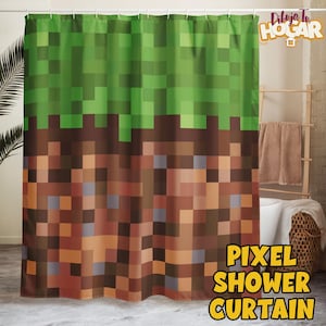 Puede incluir: Cortina de ducha con un diseño pixelado que recuerda a un paisaje de videojuego. La parte superior es verde, representando hierba, mientras que la sección inferior es marrón y beige, representando tierra. El texto "Pixel Shower Curtain" está en amarillo.