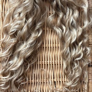 Beige blonde waves dread lock extensions with ivory highlights. Braid in hair extensions.