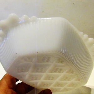 White Milk Glass Soap Dish, Trinket, Nut Dish, Ribbed Sides and Quilt Pattern Bottom bild 3