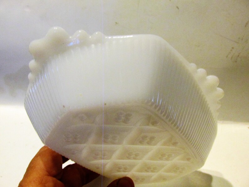 White Milk Glass Soap Dish, Trinket, Nut Dish, Ribbed Sides and Quilt Pattern Bottom bild 3