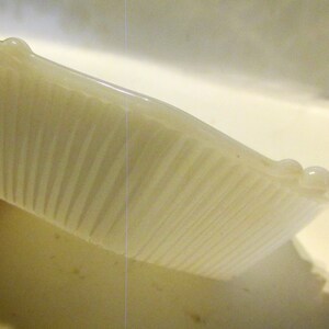 White Milk Glass Soap Dish, Trinket, Nut Dish, Ribbed Sides and Quilt Pattern Bottom bild 6