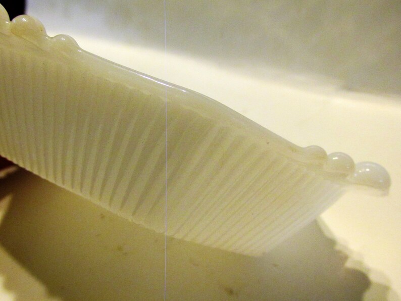 White Milk Glass Soap Dish, Trinket, Nut Dish, Ribbed Sides and Quilt Pattern Bottom bild 6