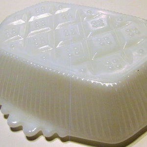 White Milk Glass Soap Dish, Trinket, Nut Dish, Ribbed Sides and Quilt Pattern Bottom bild 5