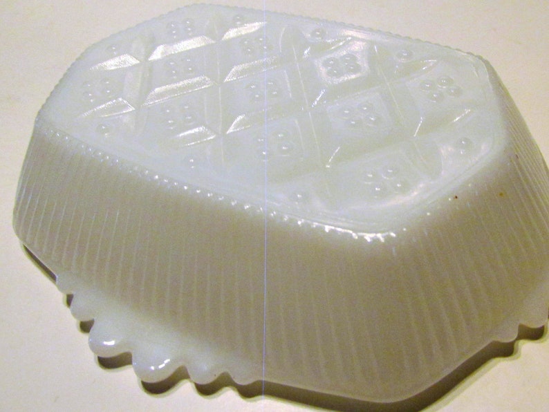 White Milk Glass Soap Dish, Trinket, Nut Dish, Ribbed Sides and Quilt Pattern Bottom bild 5