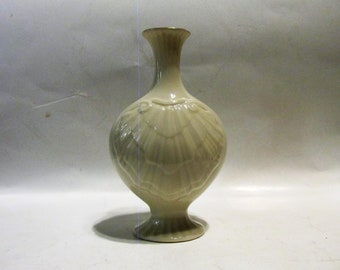 Lenox Aegean Ivory Color Shell Bud Vase with Gold Rim with Original Foil Sticker and Store Label