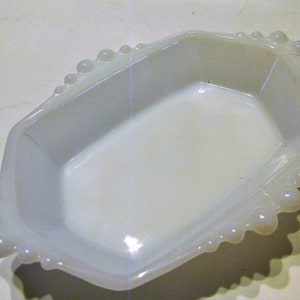 White Milk Glass Soap Dish, Trinket, Nut Dish, Ribbed Sides and Quilt Pattern Bottom bild 1