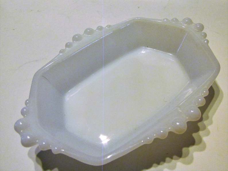 White Milk Glass Soap Dish, Trinket, Nut Dish, Ribbed Sides and Quilt Pattern Bottom bild 1