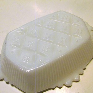 White Milk Glass Soap Dish, Trinket, Nut Dish, Ribbed Sides and Quilt Pattern Bottom bild 2