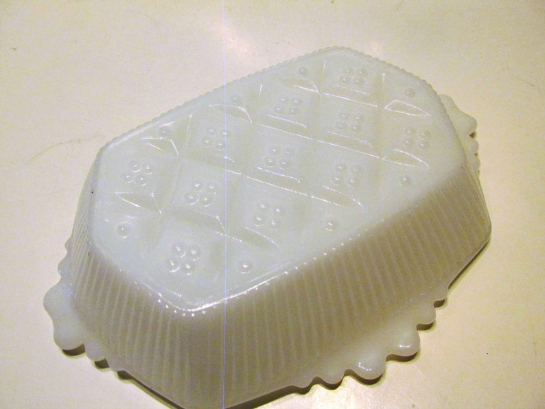 White Milk Glass Soap Dish, Trinket, Nut Dish, Ribbed Sides and Quilt Pattern Bottom bild 2