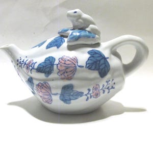 Hand Painted Teapot with Frog Finial Lid / Japan