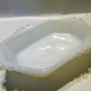White Milk Glass Soap Dish, Trinket, Nut Dish, Ribbed Sides and Quilt Pattern Bottom bild 4