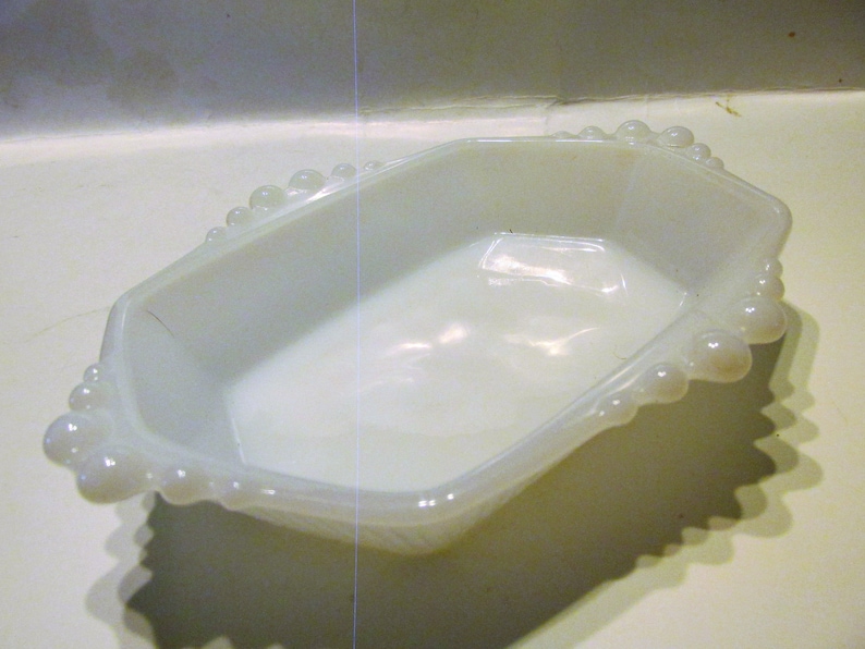 White Milk Glass Soap Dish, Trinket, Nut Dish, Ribbed Sides and Quilt Pattern Bottom bild 4