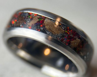 Anillo de fósil de dinosaurio de tungsteno con incrustaciones de meteorito y ópalo