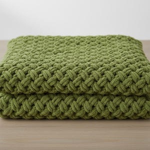 Può includere: Un set di tre tazze in ceramica con finitura opaca e macchiettata. Le tazze sono nei toni del crema, grigio chiaro e grigio scuro. Ogni tazza ha un design semplice e minimalista, perfetto per caffè o tè.