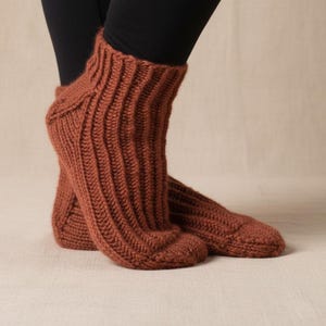 Patron de chaussettes en tricot côtelé torsadé PDF