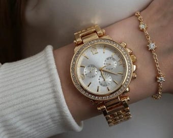 Goudkleurig damespolshorloge: stijlvol en elegant horloge met metalen band en steendetails