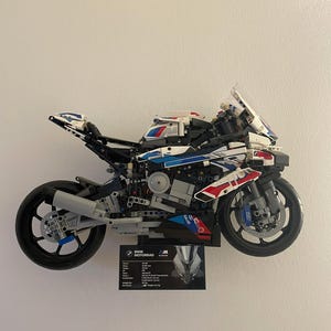 Wandhalterung für Lego Technic BMW M1000RR 42130, Ausrichtung seitlich, Ideales Geschenk für Lego Liebhaber