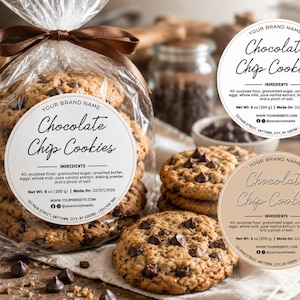 Puede incluir: Una pila de galletas con chispas de chocolate en una bolsa de plástico transparente atada con una cinta marrón, con una etiqueta redonda blanca que dice Chocolate Chip Cookies, ingredientes y Net Wt: 8 oz (200 g). Dos etiquetas redondas adicionales.