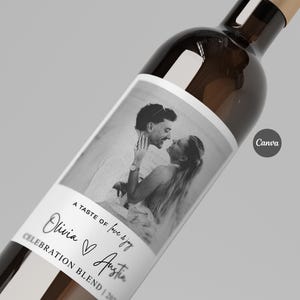 Może przedstawiać: Brązowa butelka wina z niestandardową etykietą. Etykieta przedstawia czarno-białe zdjęcie pary. Etykieta zawiera imiona "Olivia & Austin" oraz tekst "A taste of love & joy".