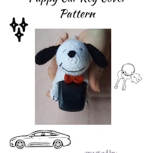 Puede incluir: Patrón de crochet para una funda de llave de coche de cachorro blanco con orejas negras y una pajarita roja. El patrón está creado por Imagine PatternsTR.