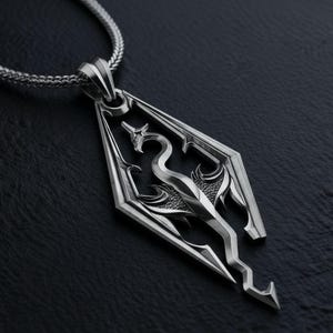 Può includere: Collana con pendente color argento raffigurante un drago stilizzato all'interno di una cornice geometrica. Il pendente è appeso a una catena abbinata. Il drago ha ali dettagliate e un corpo serpentino. La collana è esposta su uno sfondo scuro.